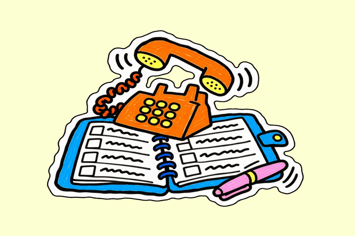 Un téléphone de bureau orange qui sonne, son combiné soulevé, posé sur un agenda bleu ouvert à cases ; un stylo rose glisse sur le côté.