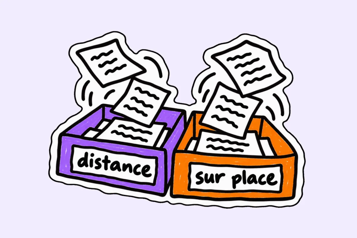 Deux bacs de bureau, violet et orange, étiquetés « distance » et « sur place », où tombent des feuilles griffonnées.