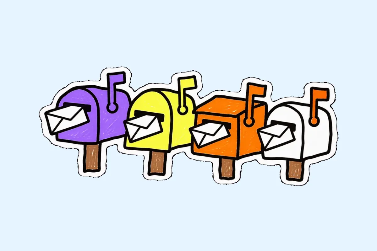 Quatre boîtes aux lettres violette, jaune, orange et blanche, côte à côte, chacune avec une enveloppe glissée dans sa fente.